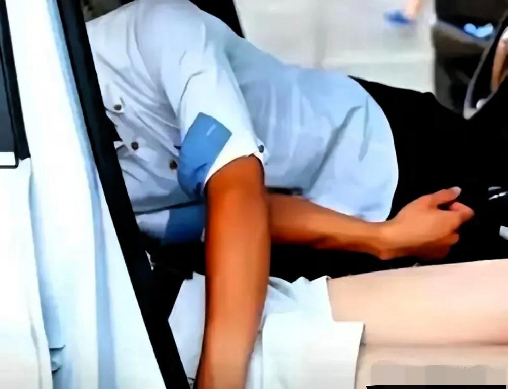 西安已婚女车内约会男网友，对方猝死她拿手机跑路！家属要48万，网友：该！
 
刷