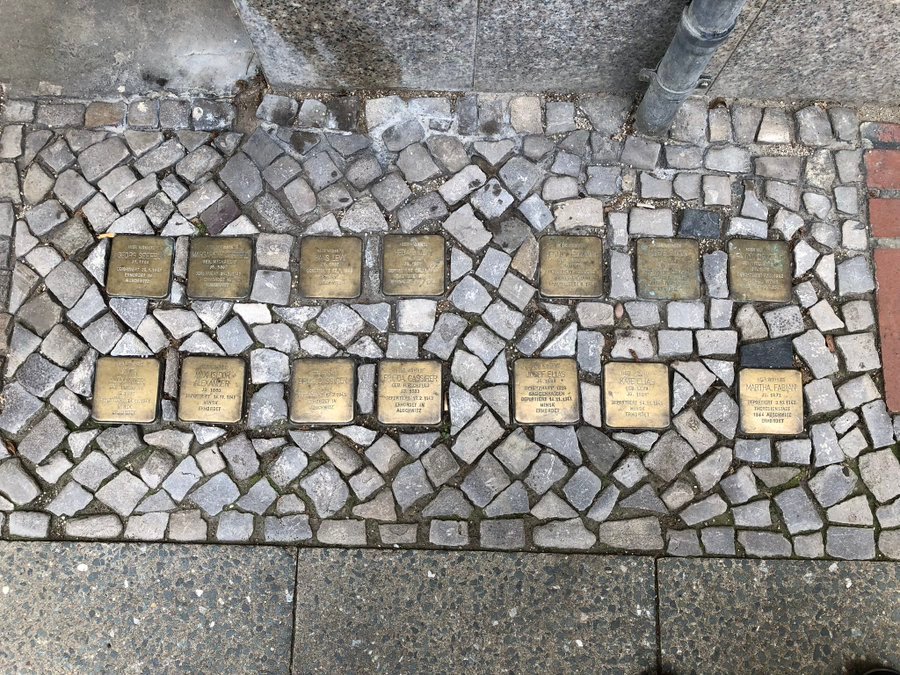 图里的东西叫Stolpersteine（绊脚石）德国各地的一种纪念项目，在街道上