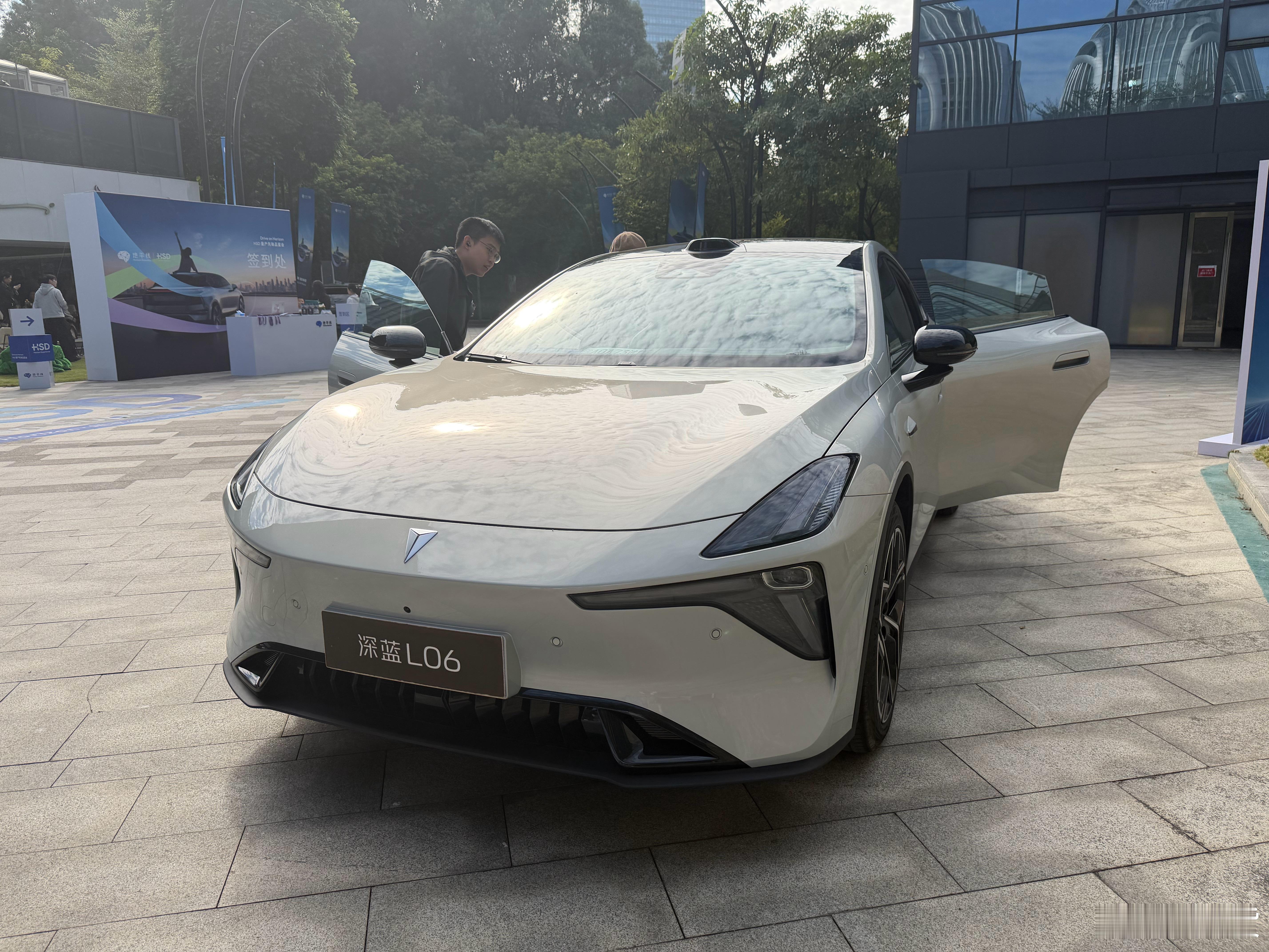 刚从产品线下来的深蓝L06摸摸J6M