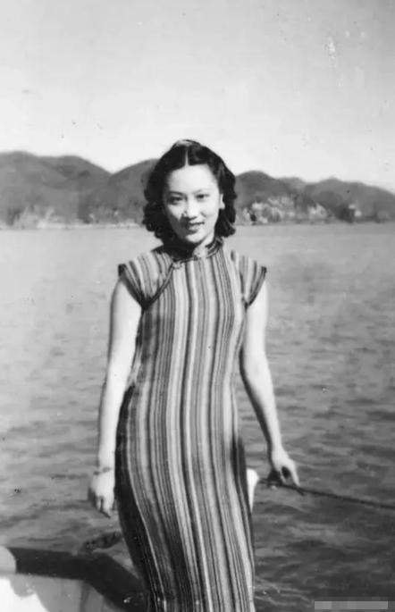 一场军统内部的大型聚餐上，军统科长李修凯带着年轻漂亮的妻子参加宴会，被戴笠一眼看