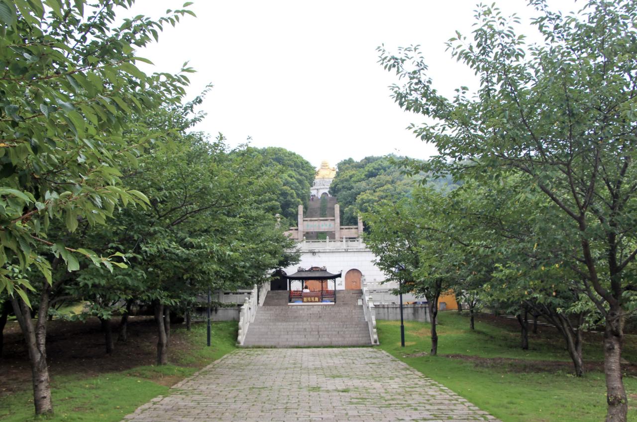 中日和平园1995年11月，由日本妙香园株式会社，在苏州上方山国家森林公园内兴建