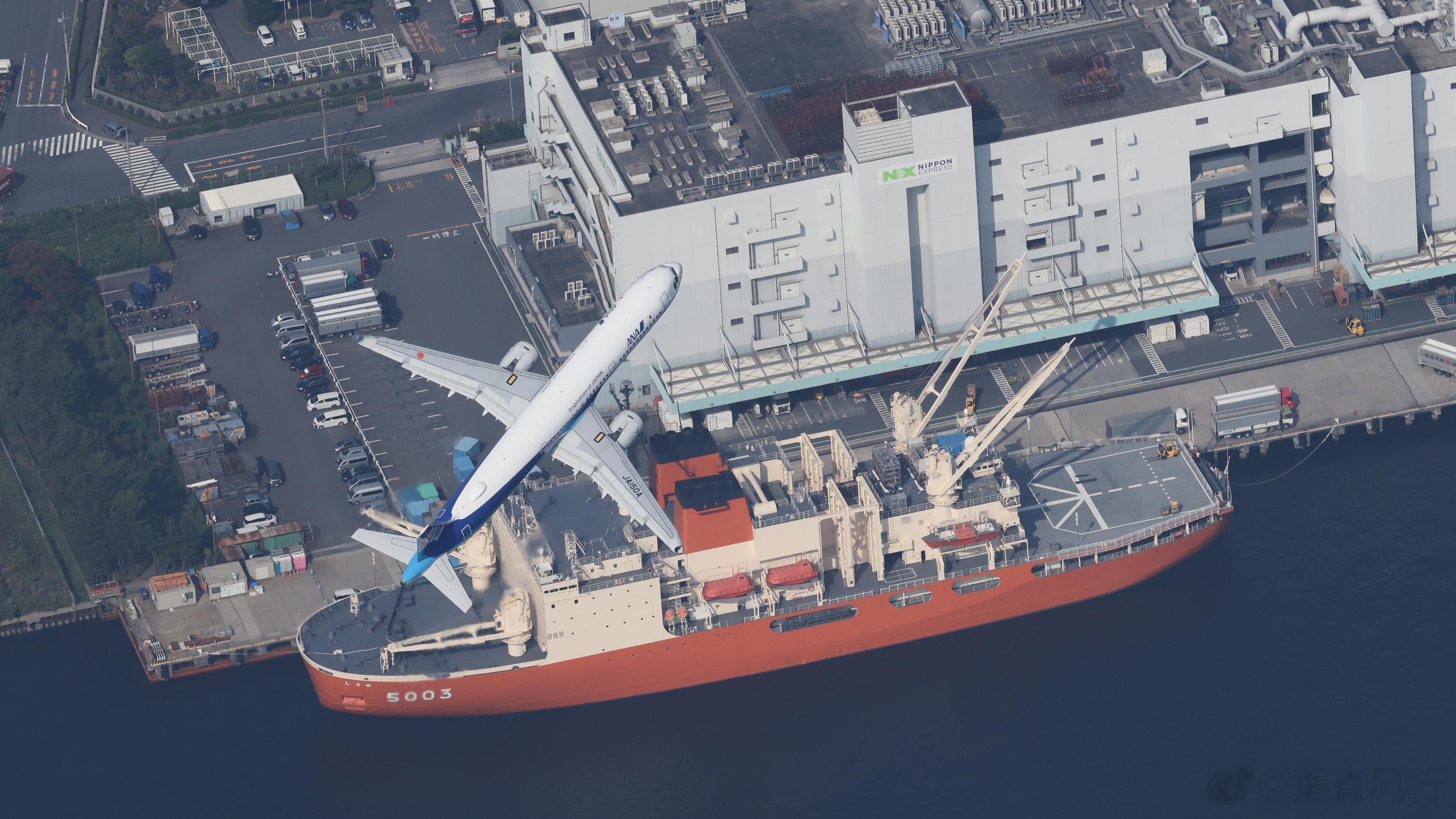 全日空321飞越“白濑”号破冰船，这个视角不错#航空[超话]##航空那些事儿[超