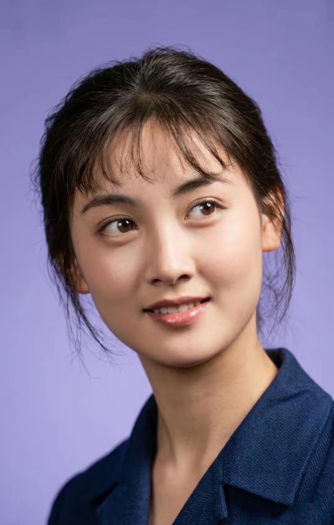 当年《红楼梦》筹拍，导演王扶林看到邓婕的录像时，激动得拍桌子：“这就是凤姐。”结