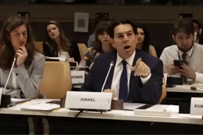 联合国会场上演了一出“名场面”，本是为保护战争受害者开的纪念会，愣是被以色列代表