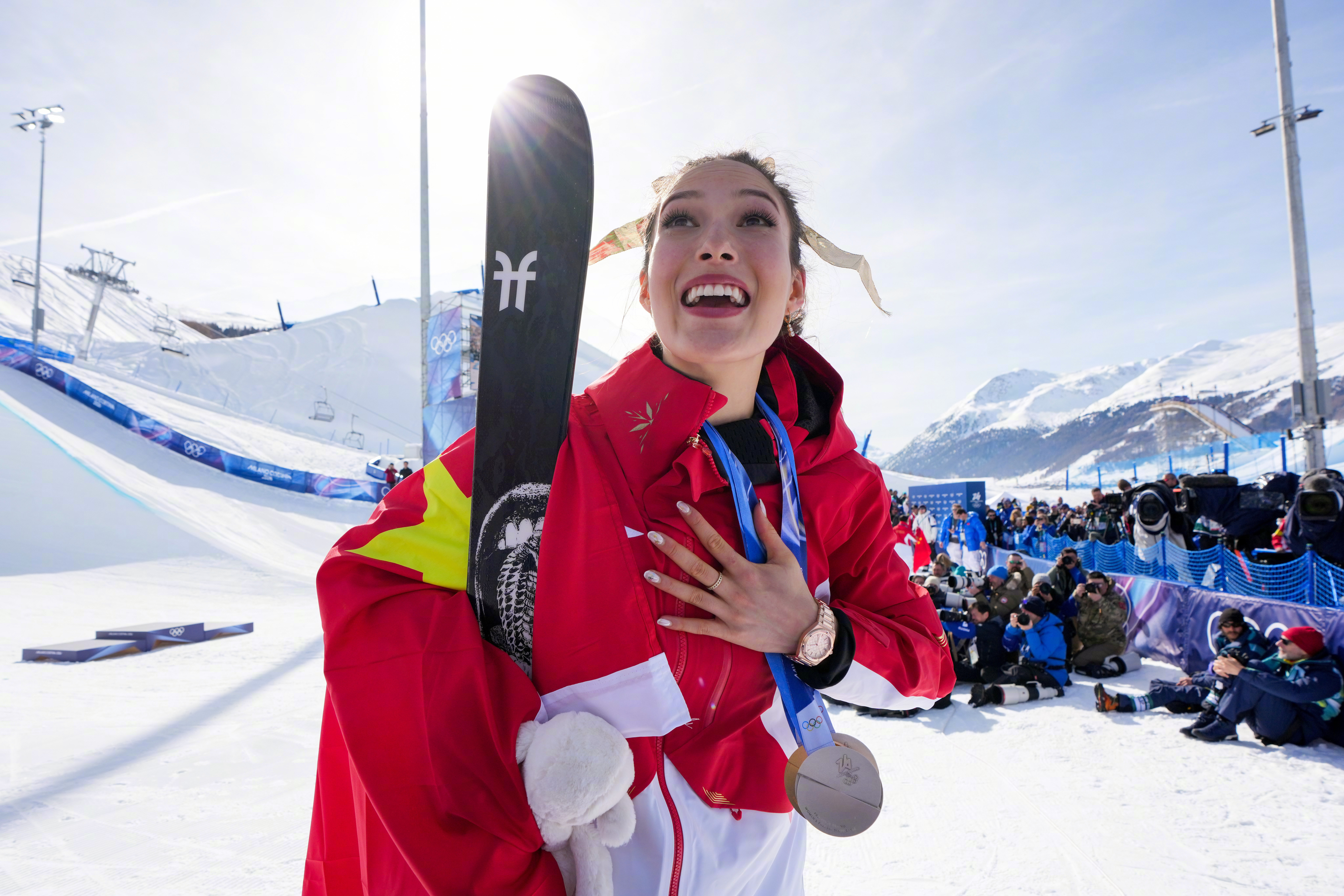 2026米兰冬奥会最佳照片拍摄集锦（美联社法新社等）。米兰冬奥超越胜负的动人瞬间