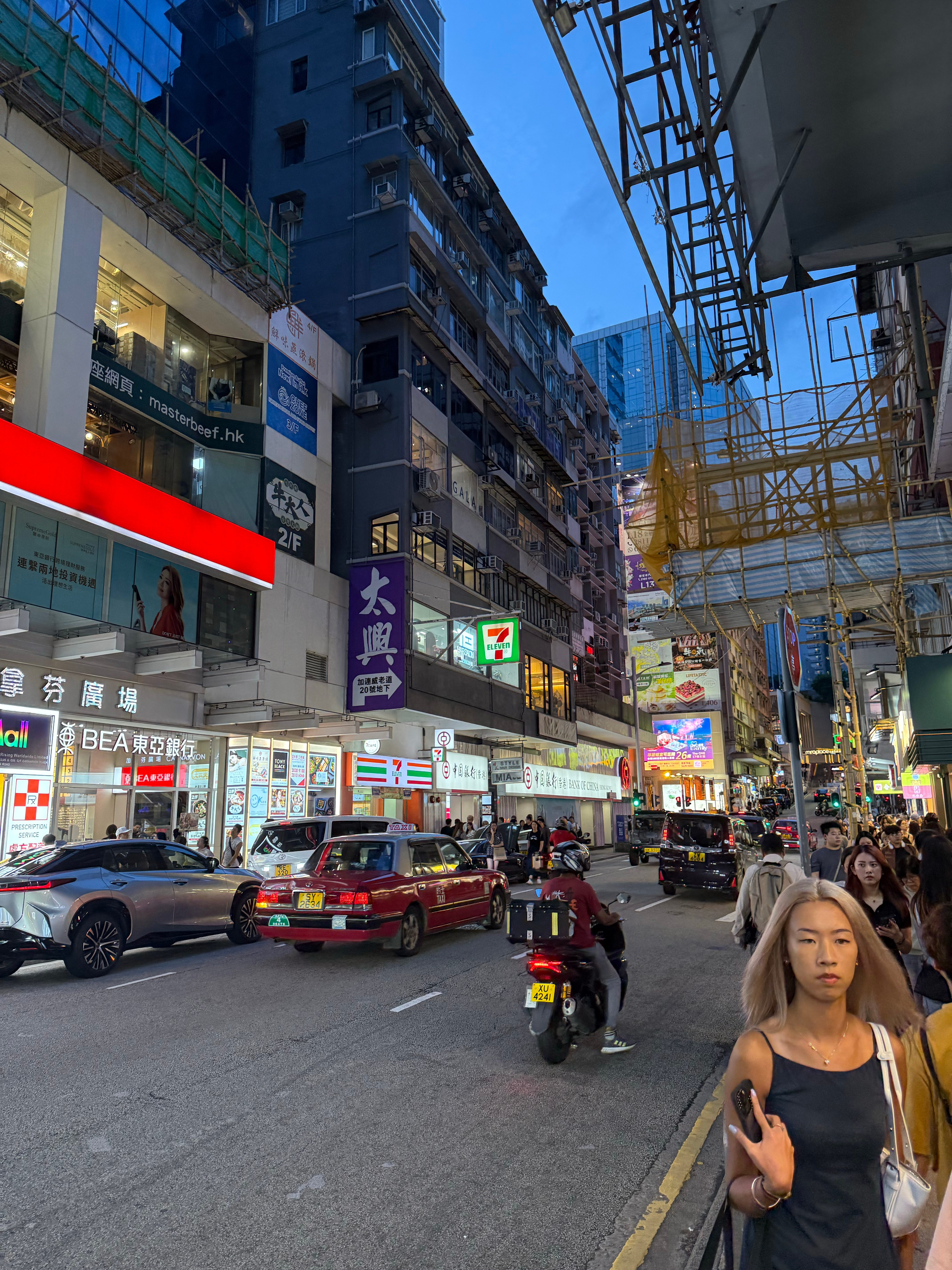 香港除了苹果手机，最多的居然是小米手机，看到一大堆本地人用小米15u。  ​​​