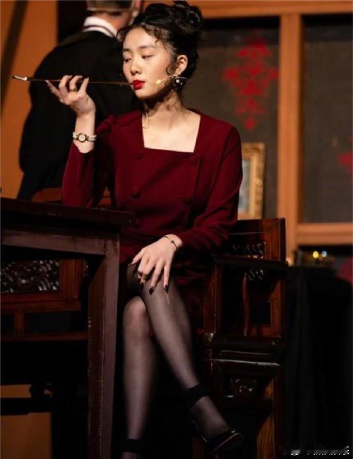 #黄多多舞台剧照# 黄多多舞台新剧照，这回挑战的角色是成熟的女人，多多对戏剧真的