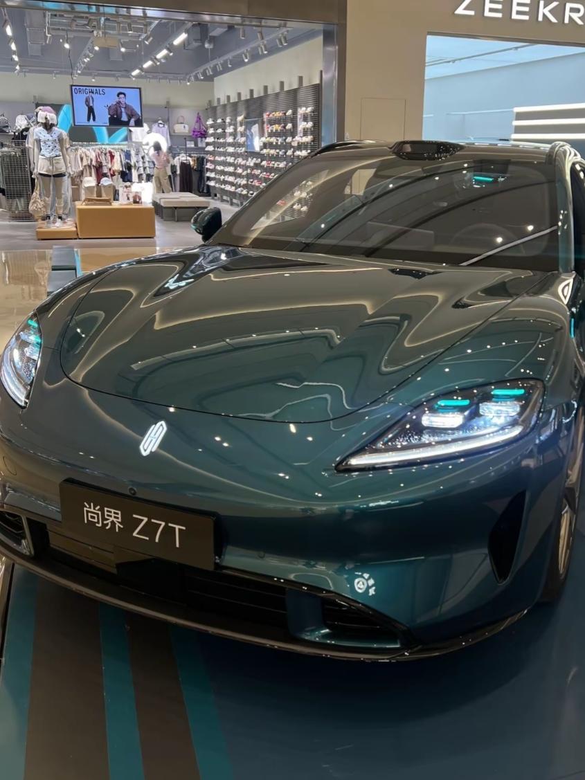 尚界Z7T就是Z7的两箱猎装版车型，造型更运动了。车尾感觉更紧凑，很有力量感。