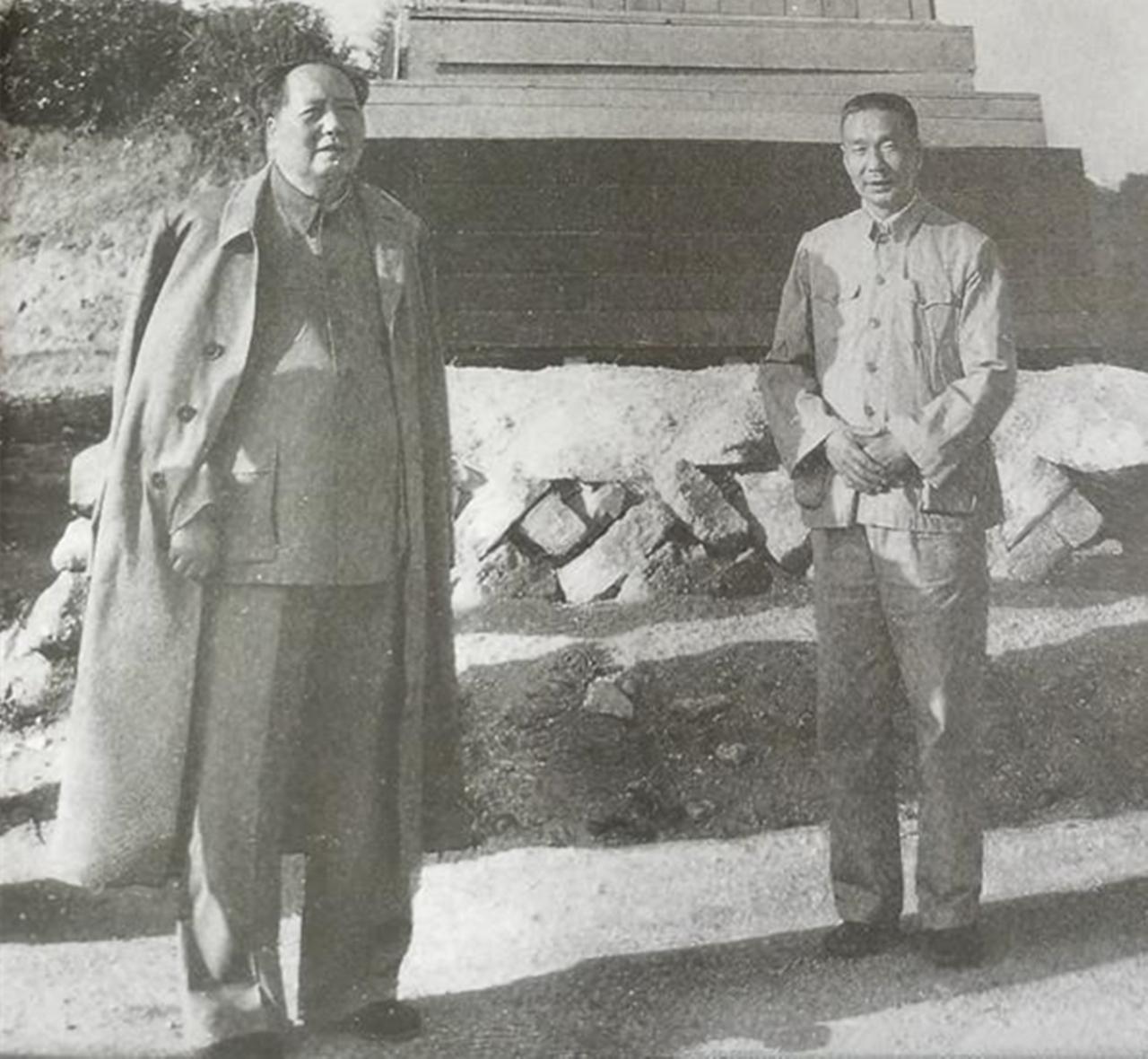 有一次，赤卫队长张平化来领武器，领武器的人很多，排了长长的队伍，张平化就想先找个