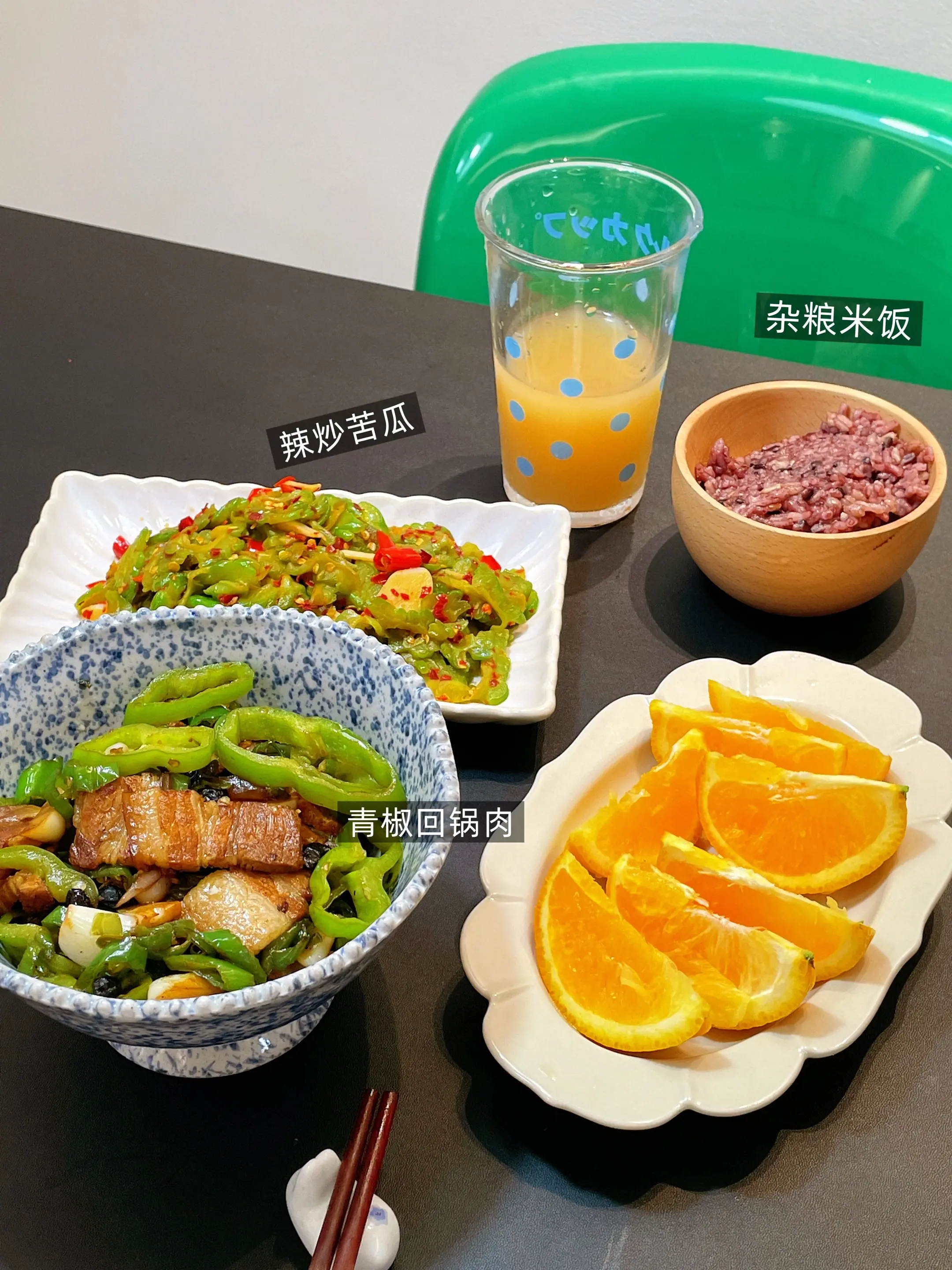 《一人食》中有句话：“我认为擅长做饭的人，也一定擅长生活”。🍚