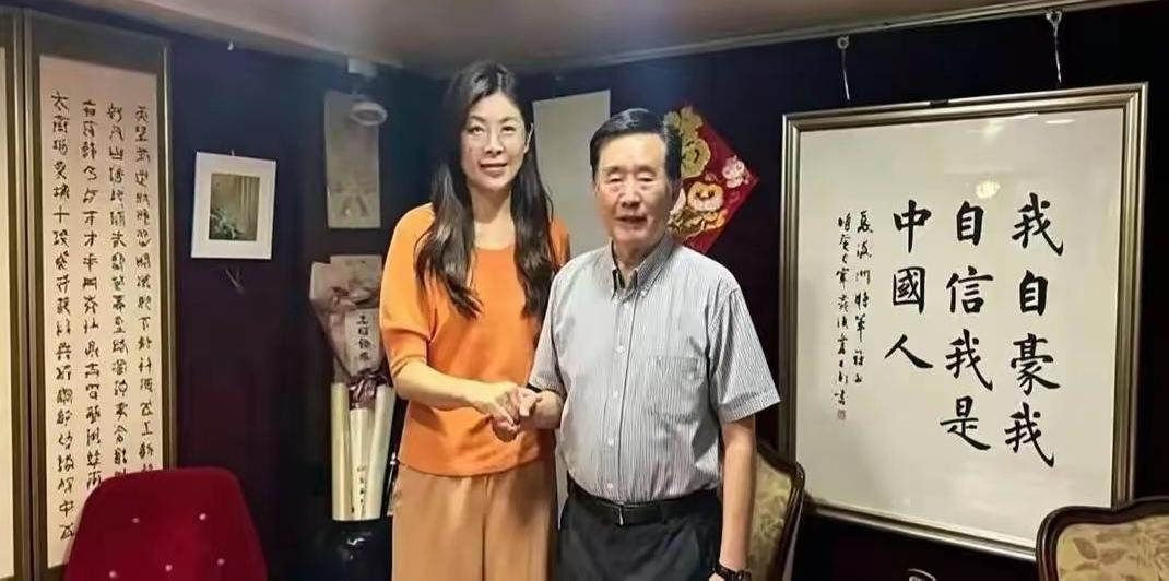 妙笔藏身后！这张照片让人五味杂陈和耐人寻味！照片上，很多人一眼看到的可能只是郑丽