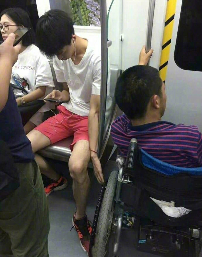 【伸出一只手一只脚，就多了一份安稳的保护[心]】地铁里这个男生一直在玩手机。当一