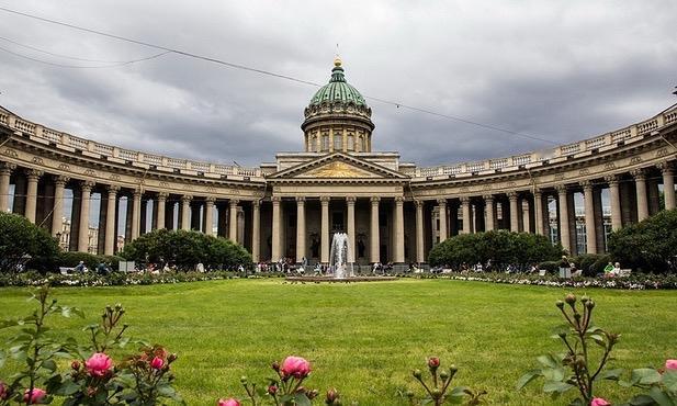 五一去圣彼得堡正值初夏，气温舒适（约4–21℃）、游客少于夏季、白夜初现、夏宫喷