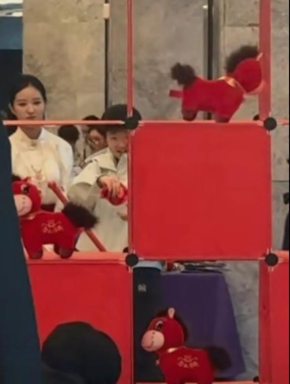 孙颖莎又在晚宴上玩嗨啦！游戏小能手上线，轻松赢走一只小马玩偶。天真可爱的小豆包，