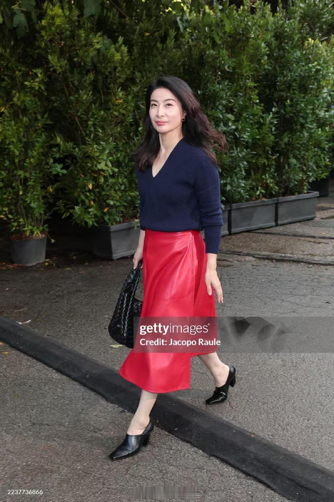 BV米兰时装周明星状态 群星齐聚米兰秀场，郭晶晶、杨祐宁、杨紫琼等用独特气质诠释