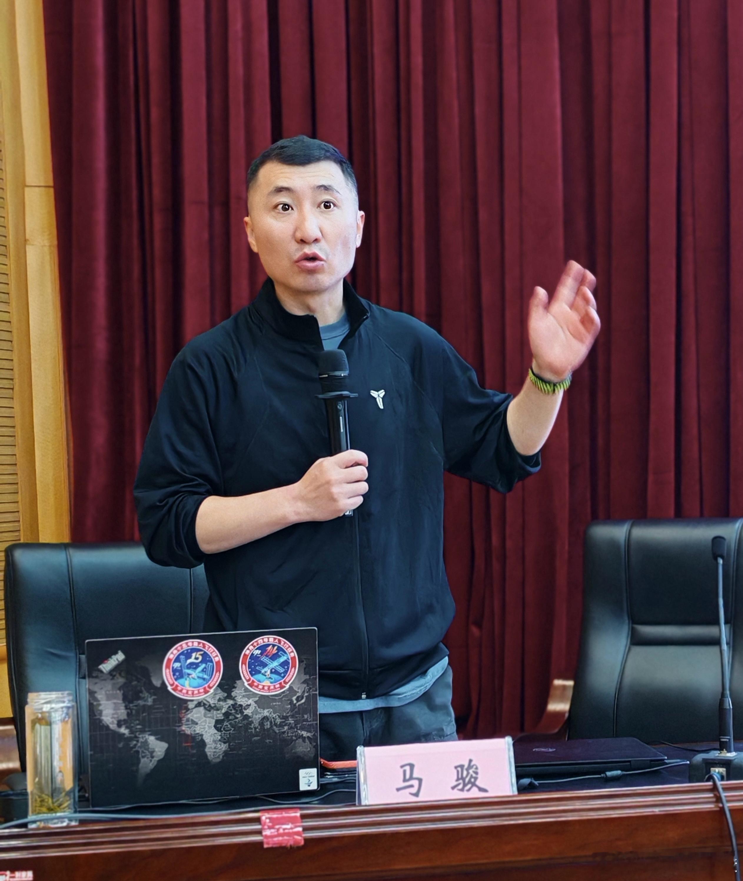 简单而又真诚的对话，不必轰轰烈烈，一句发自内心的关心，一次推心置腹的分享，就足够