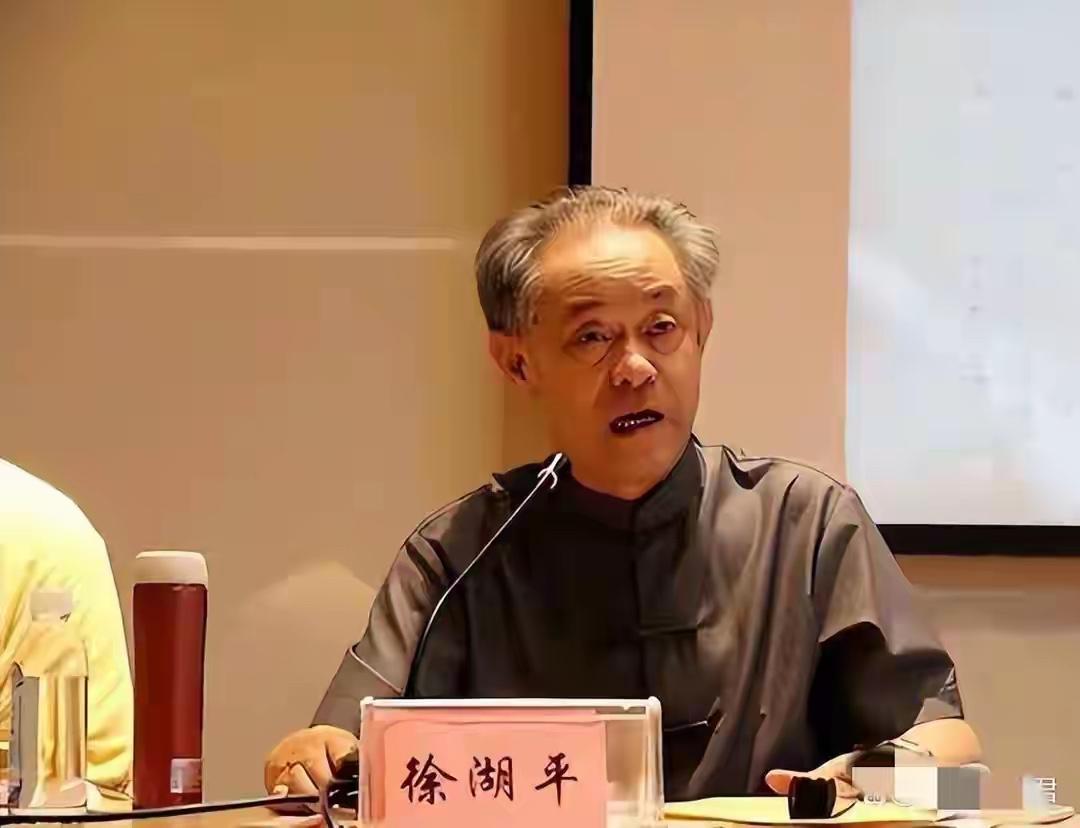 近日去某地参观文物展，
突然想起了南京博物院徐院长。
那位曾名震大江南北的垂重老