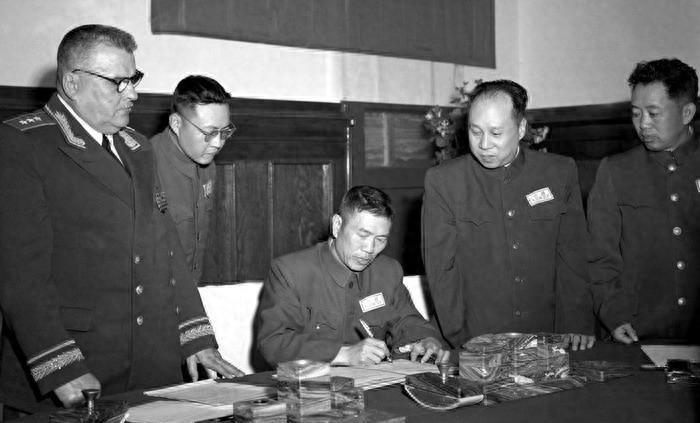 沈阳军区新司令邓华到岗时看到3000多平方米的住房，发怒表示自己如何住得安心？