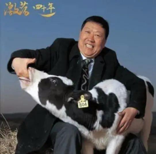 当年，在伊利流水线打工时，因为踏实肯干，被郑俊怀看中，一路提拔成公司副总裁。
一