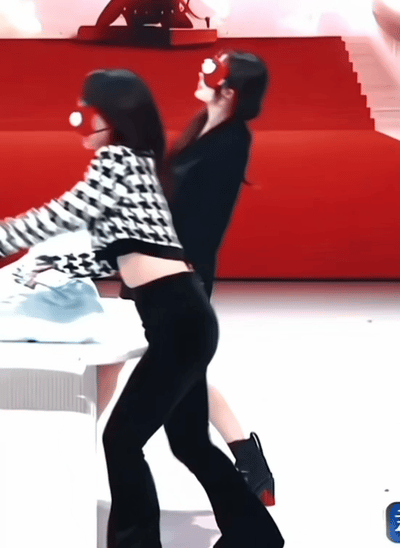 杨幂这个后仰好A幂姐真的好有安全感 和金靖这个眼神都莫名的好嗑[开学季][开学季