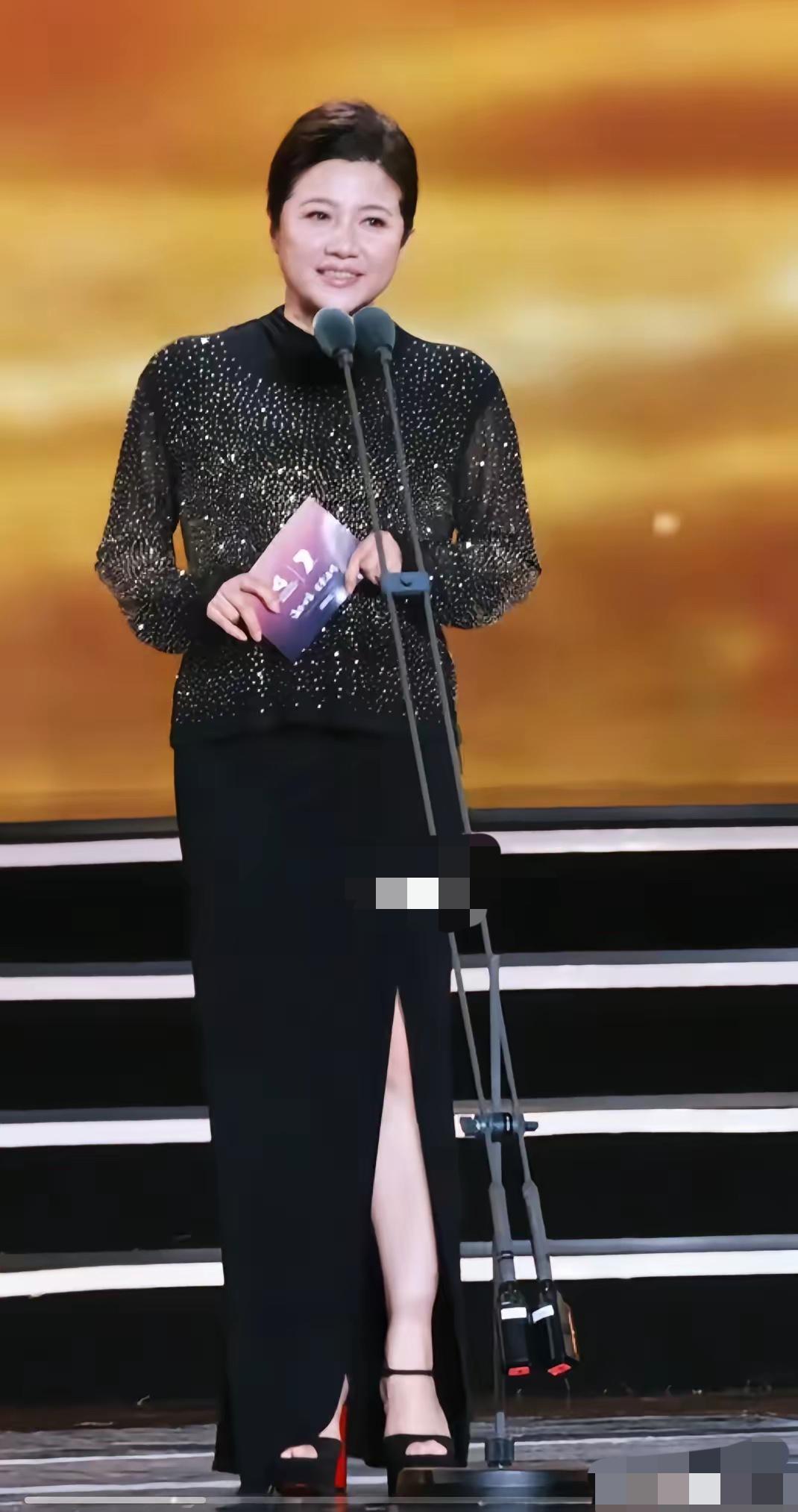 真的是笑死了，颜丙燕谈了一个小20岁的男朋友，结果遭来一群人的嘲讽。
爱情来了你