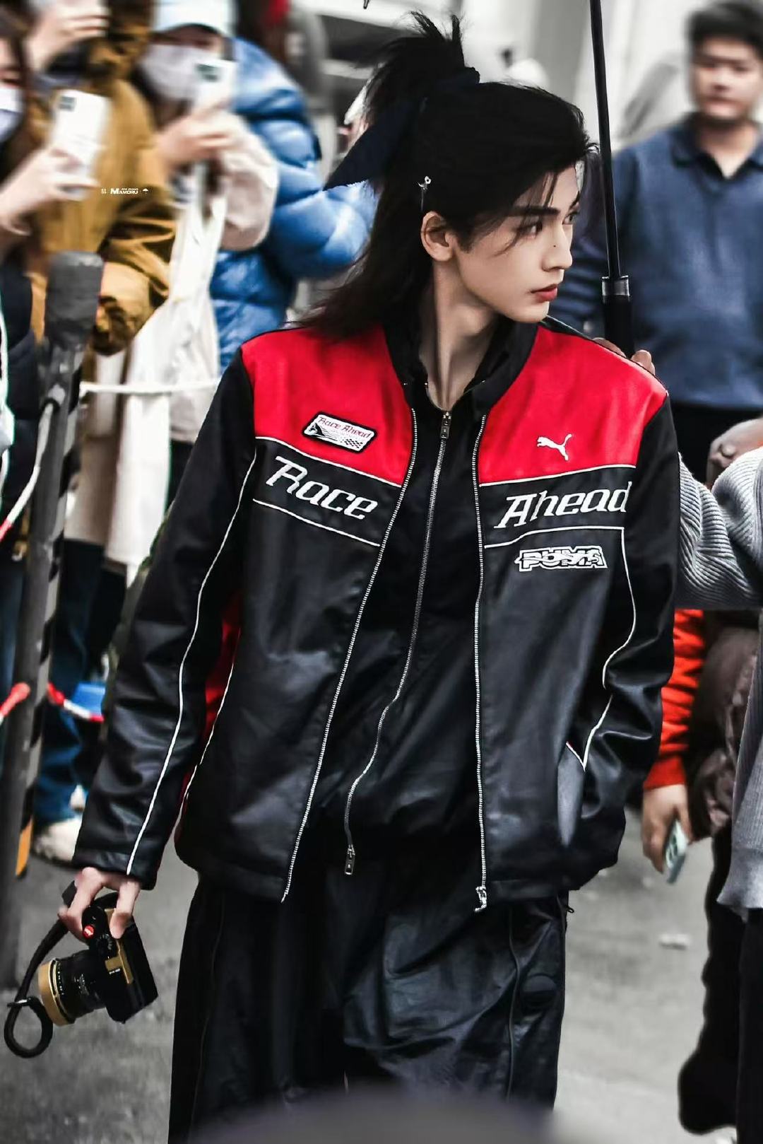 张凌赫归鸾机车服上班路透张凌赫机车服高马尾造型路透 哇哇哇！张凌赫归鸾机车服上班