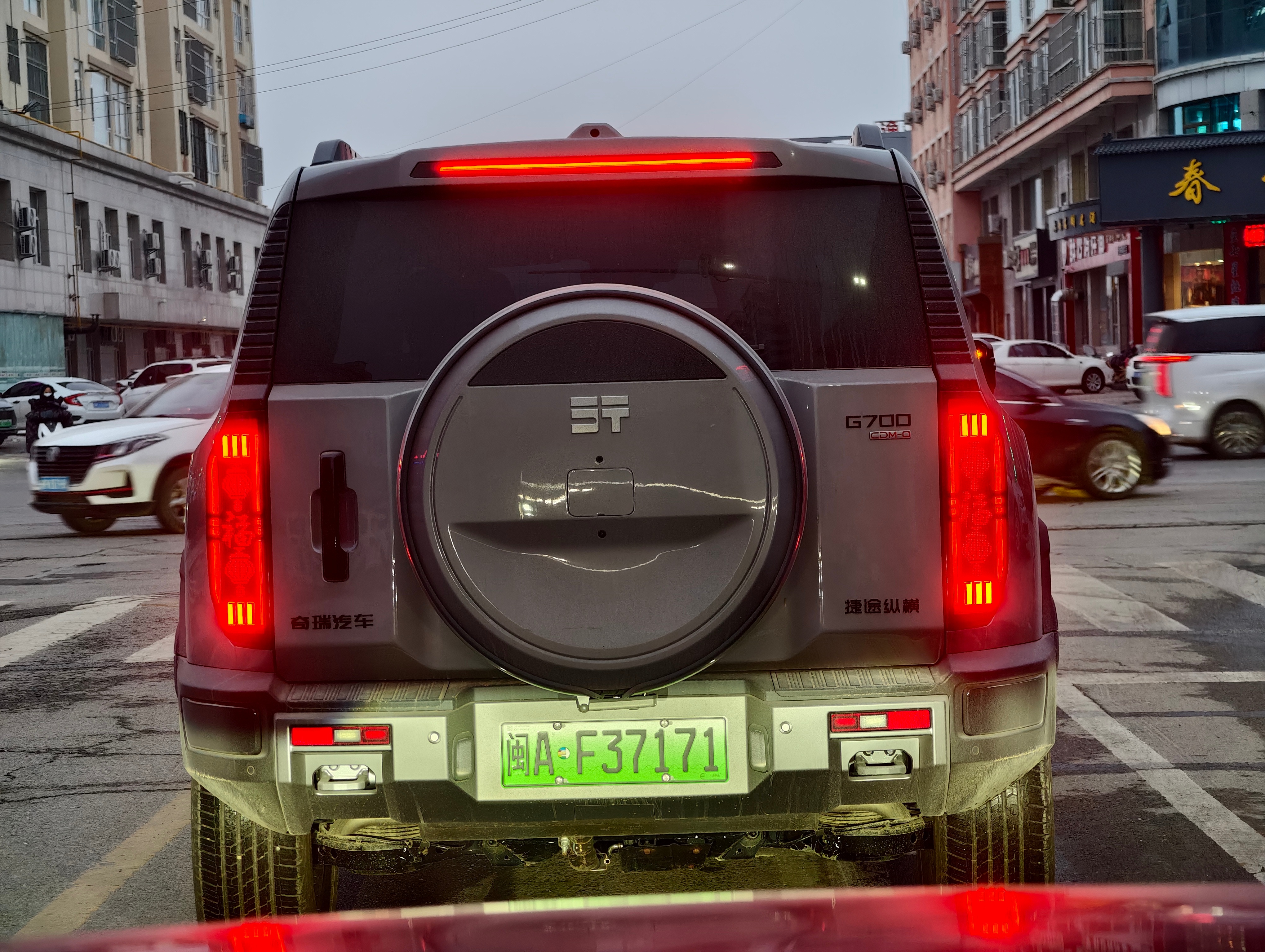 我嚓！第一次看到野生的捷途纵横G700方方正正，份量感很强！这个尾灯的福字很有过