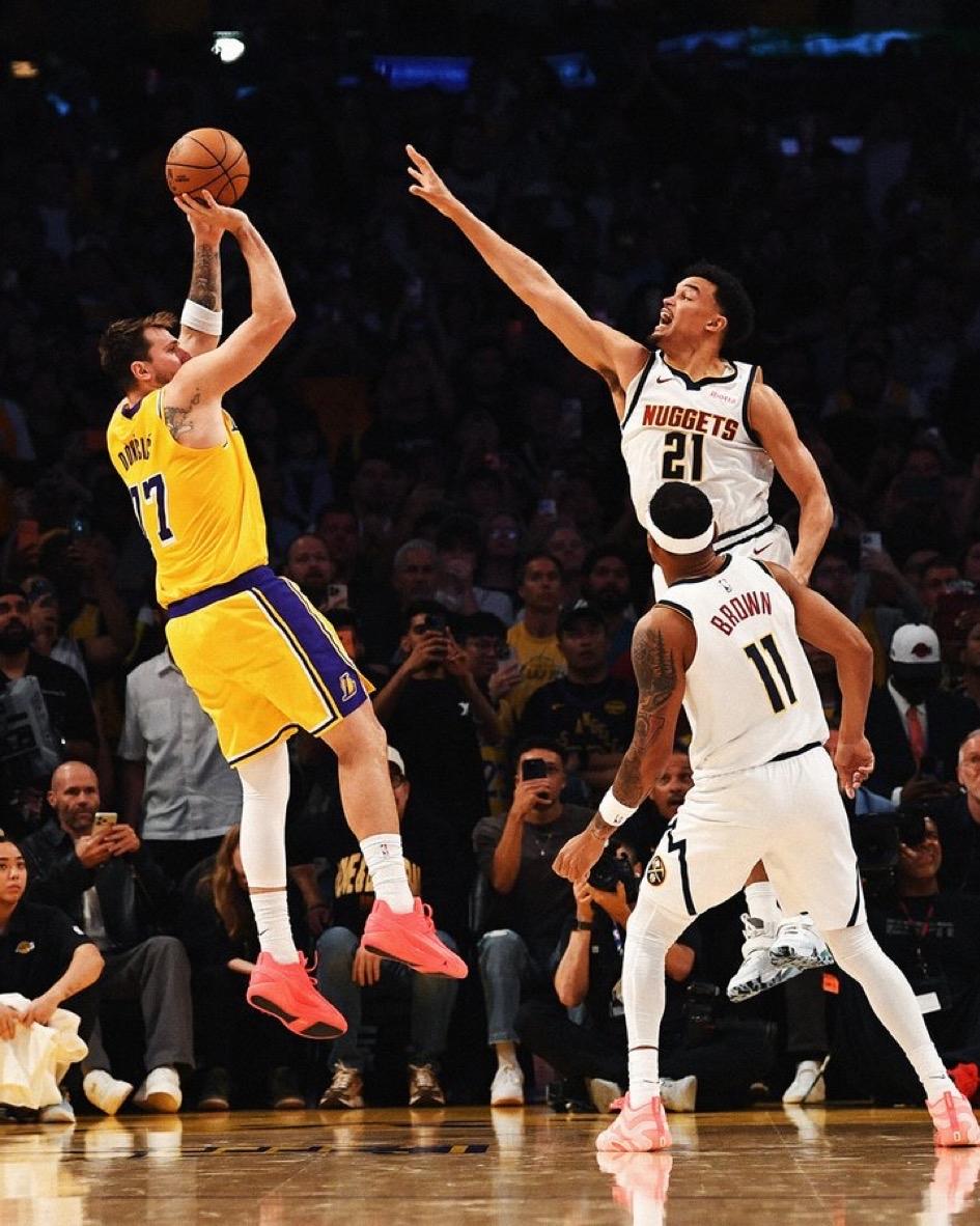 卢卡-魔术师！（海报已出）
该吹还是要吹。这球一打二，双人包夹，后撤，后仰，照样