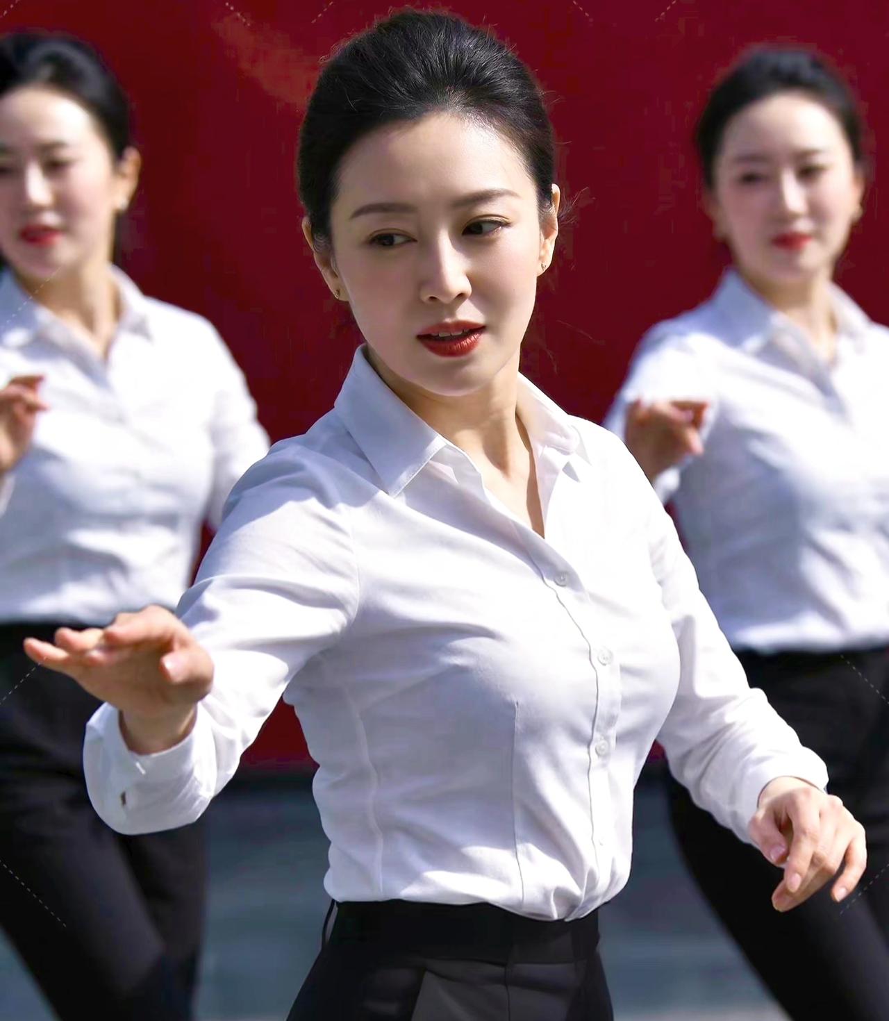 网上想让谁红，挡都挡不住！就像这个吕梁的秦主任，一夜爆红——端庄俏丽的少妇人设，