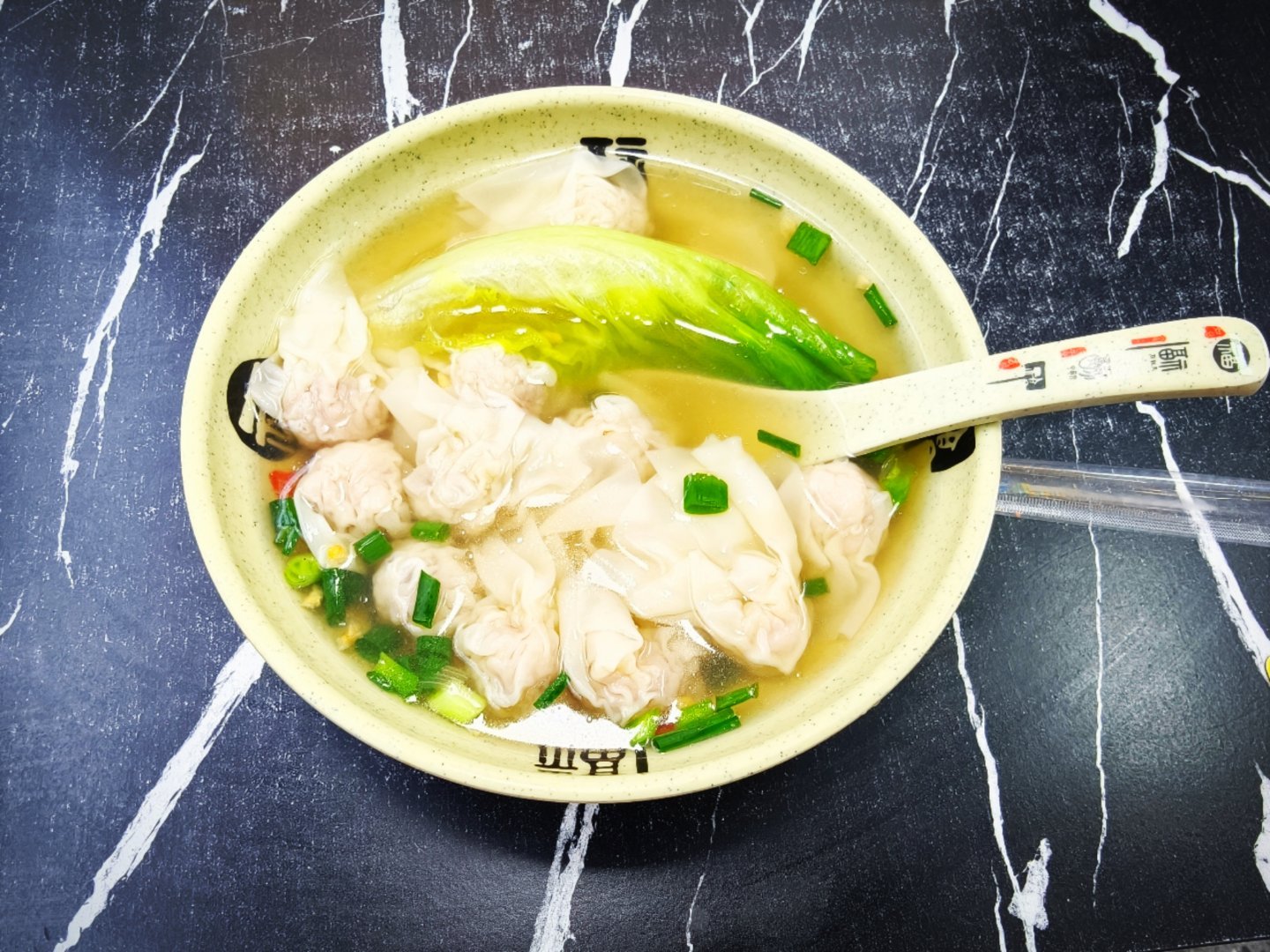 吃货日常 兄弟们，早ﾉ☀来吃个早饭云吞面这一小碗，20块旁边肠粉一份，4.5块我