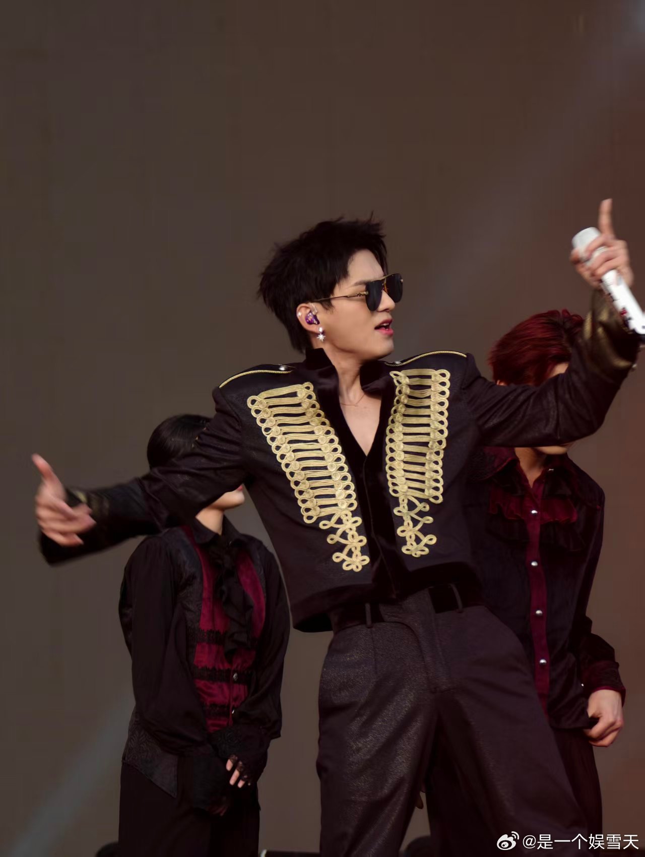 姚琛腹肌富有且慷慨姚琛腹肌生图 姚琛的腹肌是行走的荷尔蒙！舞台上大方秀出，唱跳时