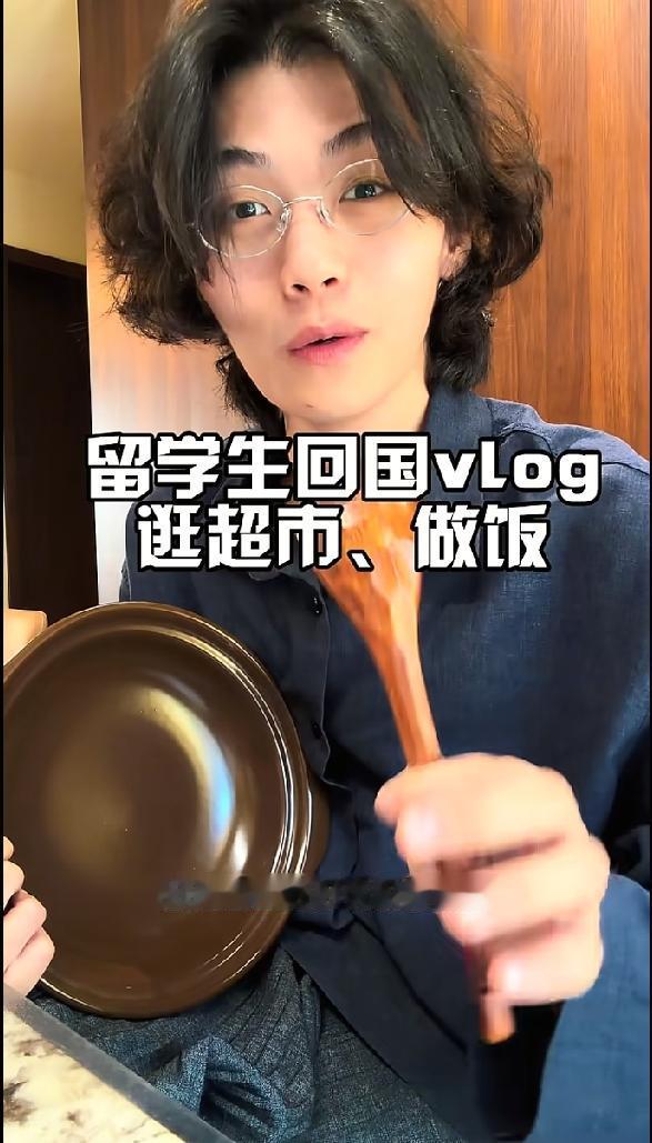 留学生回国，那不得把在国外没吃够的美食全补回来！
 
这位博主可太会了，趁着家里