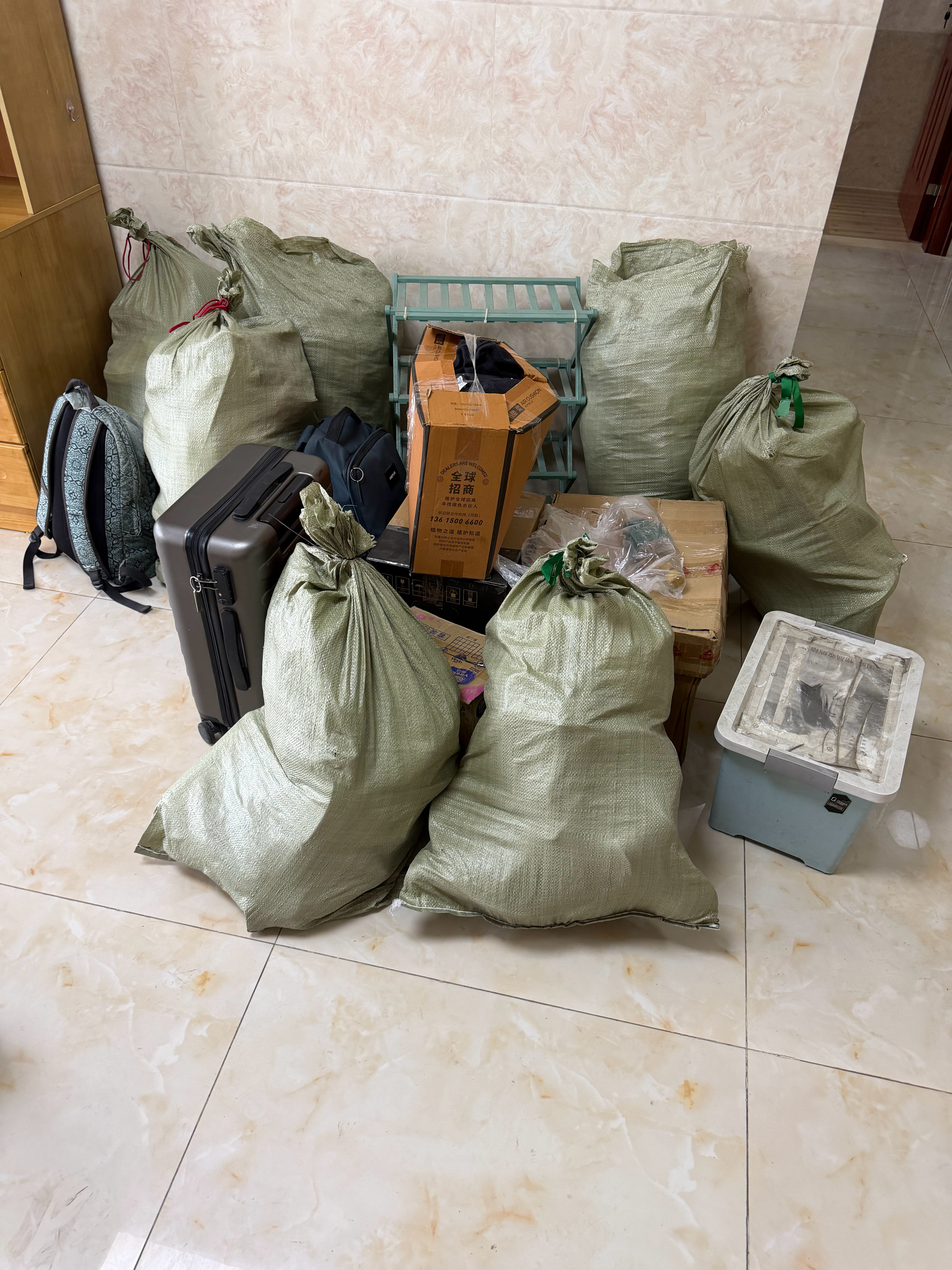 搬家搞定，住的地方，走路100米到公司，明天可以起得晚一点先吃碗面条 深圳·颐安