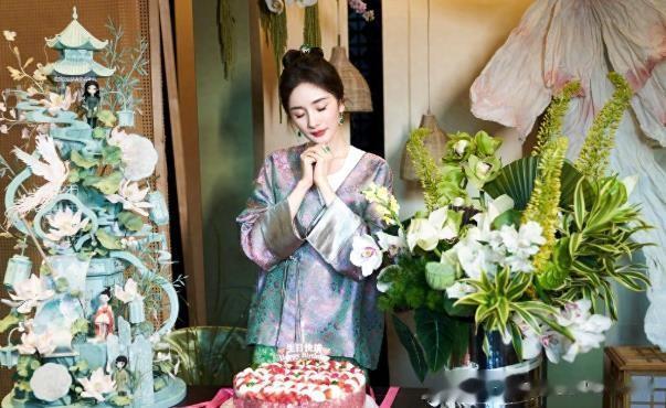 杨幂最近是入了“新中式”的坑吗？每一天都好好看！
近日，杨幂晒出了自己的庆生照片