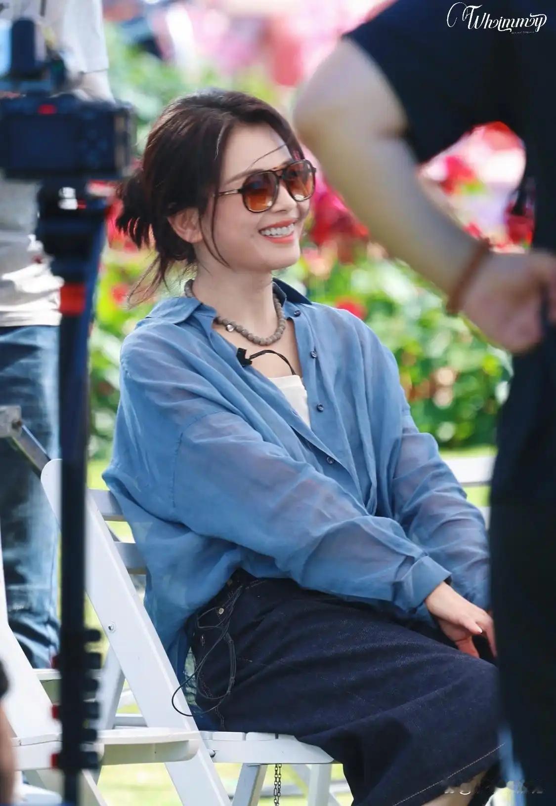 刘涛｜从油画里走出来的美人，浅蓝衬衫+牛仔半裙清爽松弛 