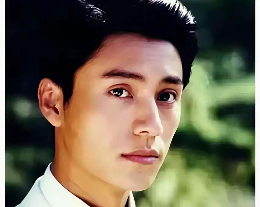 陈坤为什么年龄大了，双眼皮就变单眼皮了呢？你们是不是也和我一样差点没认出来？