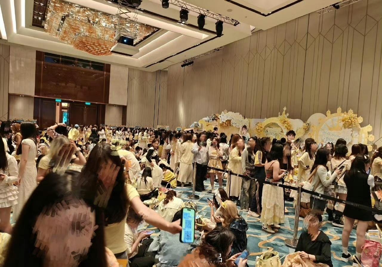 朱志鑫线下包店12米花墙真漂亮，好震撼呀现场人气好高啊，朱志鑫粉丝太棒了太有实力