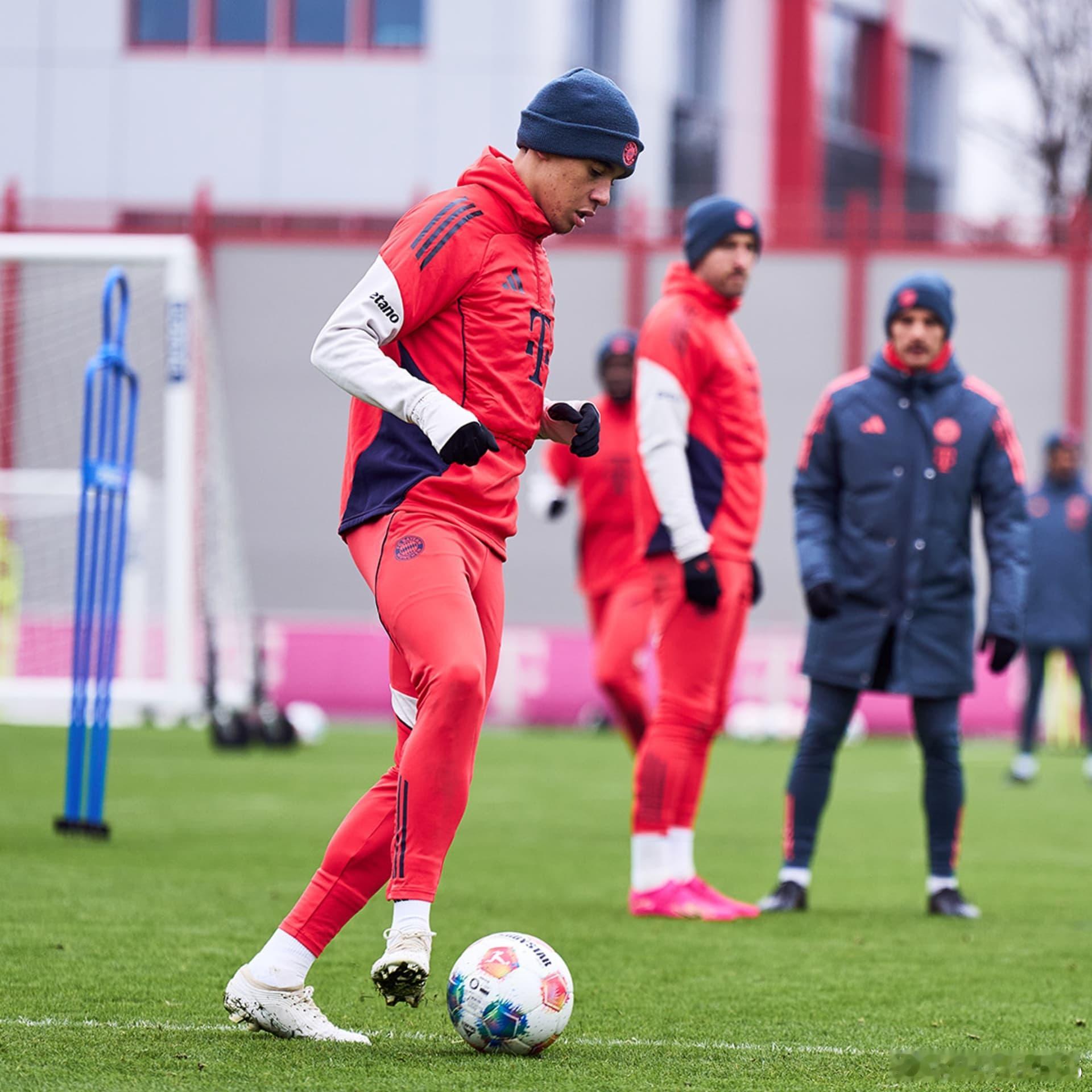 🚨賈馬爾·穆西亞拉昨天缺席了對陣薩爾茨堡紅牛的比賽，一方面是因為他需要更多訓練