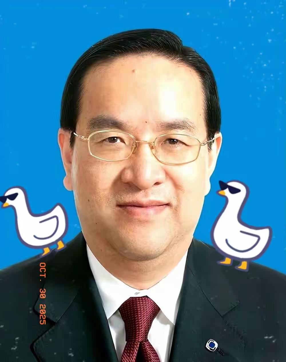 爹是董事长，儿是总经理，媳妇管财务，连狗都能挂个“安保总监”！
 
打着家族抱团