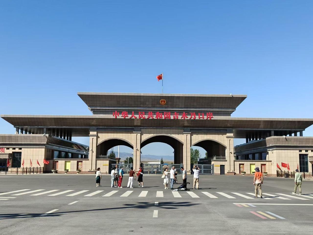 原以为G219零公里起点在喀纳斯，可惜标识牌已拆除，那便从哈巴河启程，开启这段边