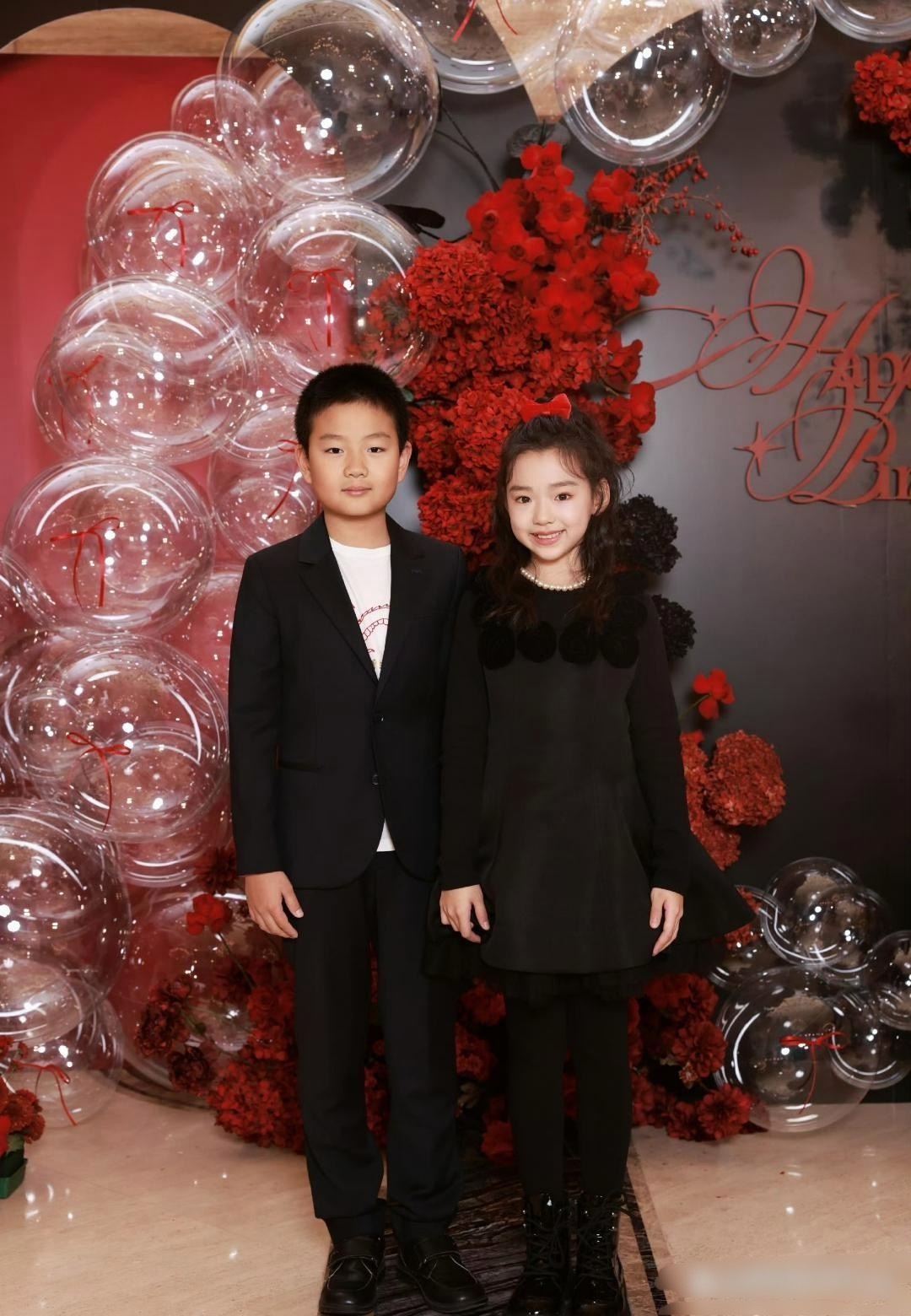 董璇一家和佟大为一家合影，这么看张维伊还挺帅，佟大为好黑，小酒窝还有一个青梅竹马