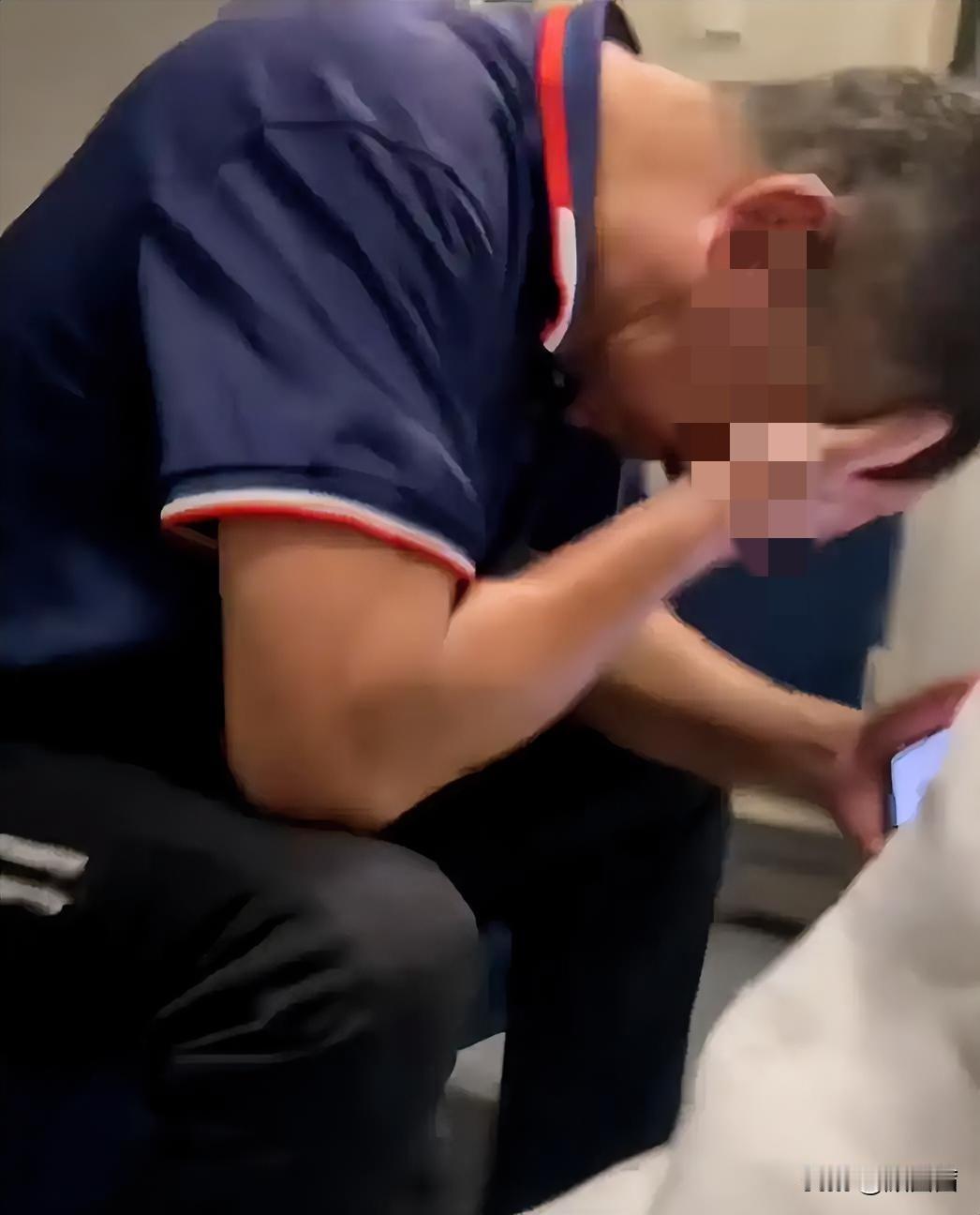 火车上大叔崩溃大哭，陌生男子的举动看哭全网！
 
谁能想到，一趟普通的返乡列车上