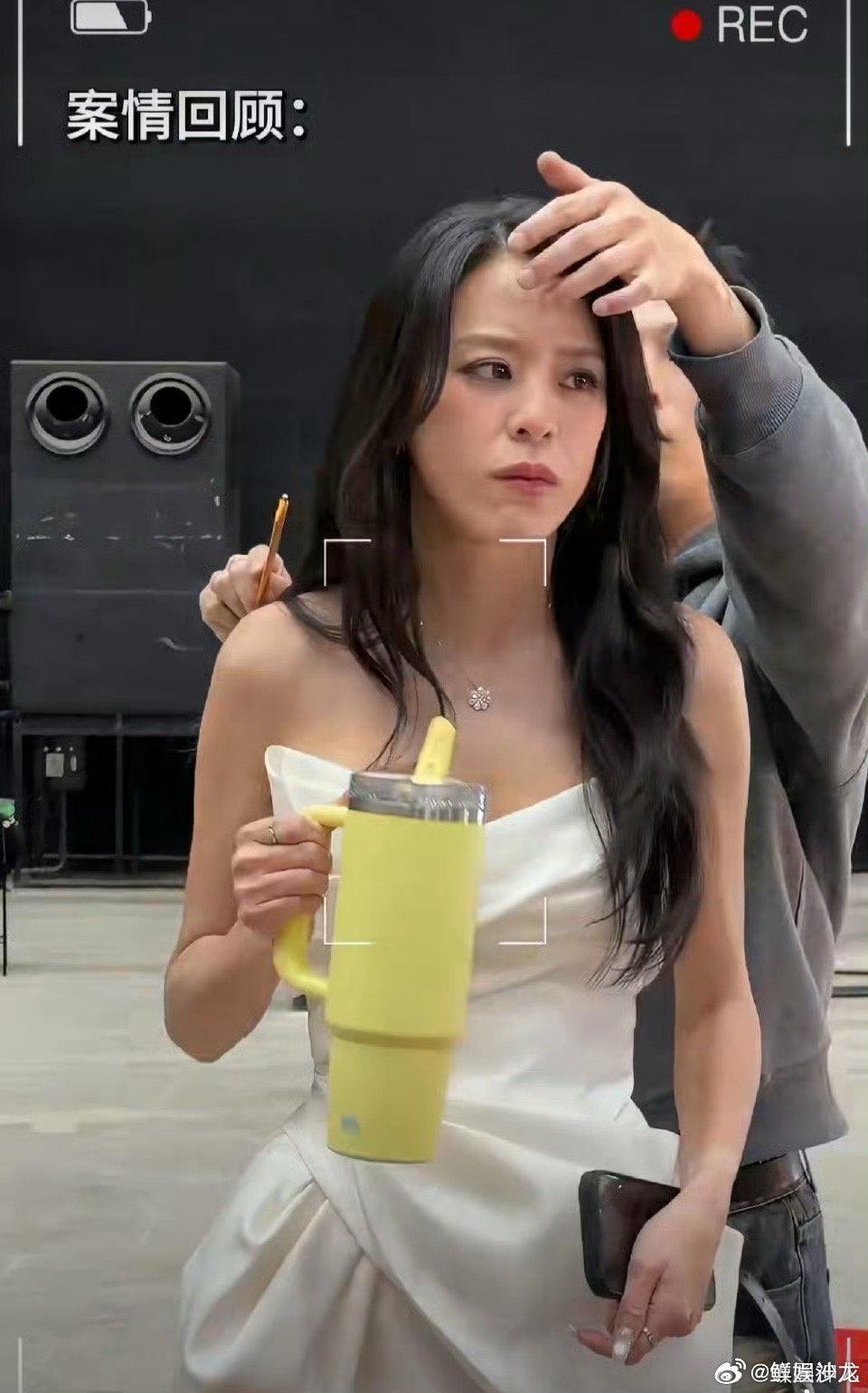 救命！江语晨举手不是应战是想上厕所，全程忍住唱完，综艺效果拉满 江语晨上厕所版忍