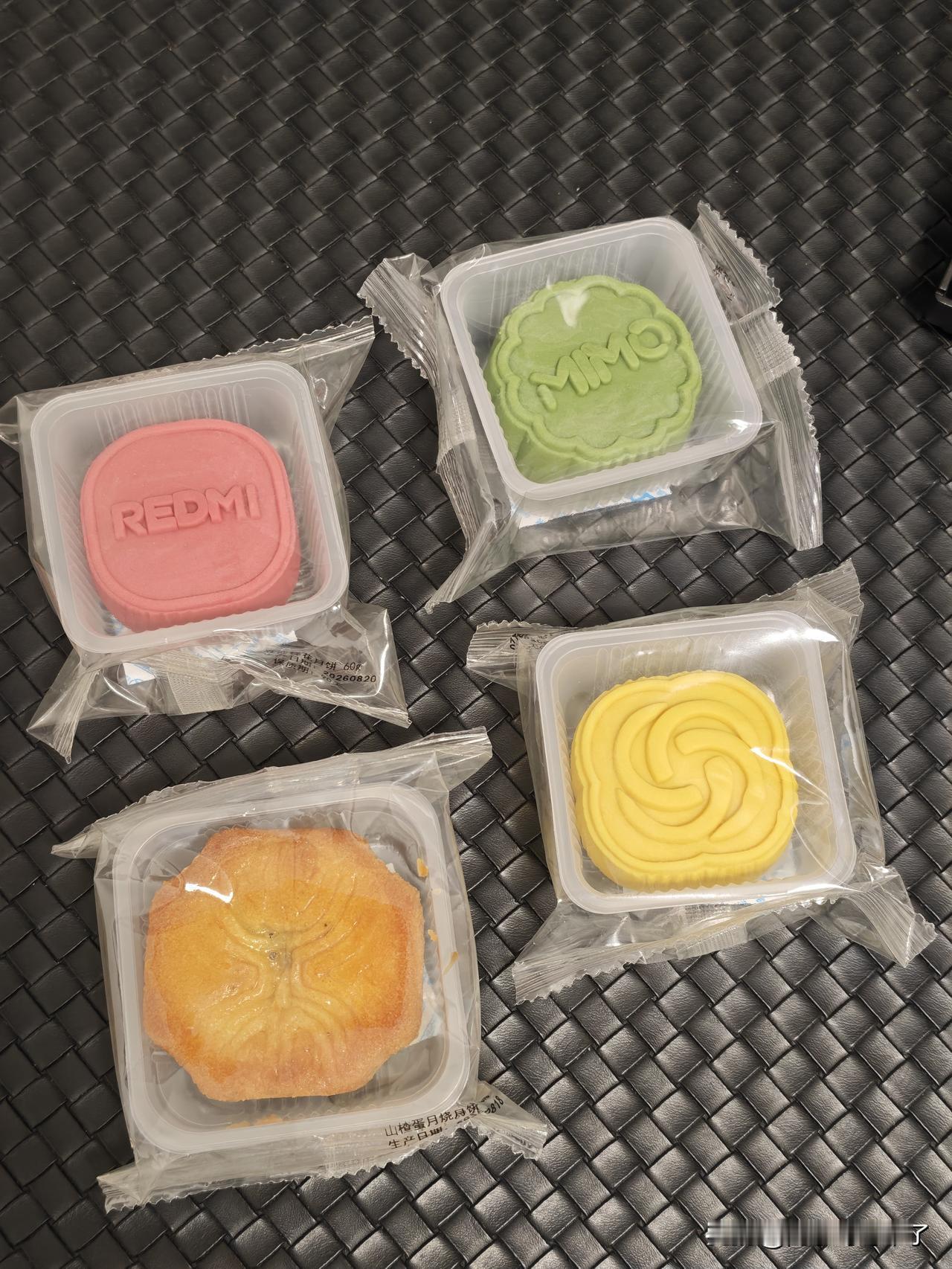 小米这次中秋礼盒太带劲了，四个月饼很好吃：豆沙桂花、低糖龙井、山楂蛋月烧、奶黄流