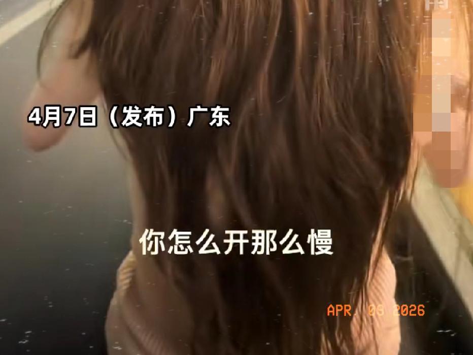 近日广东深圳，一女孩坐在闺蜜电动车后面，女孩嫌弃闺蜜骑的太慢了！我跑的都比你骑的