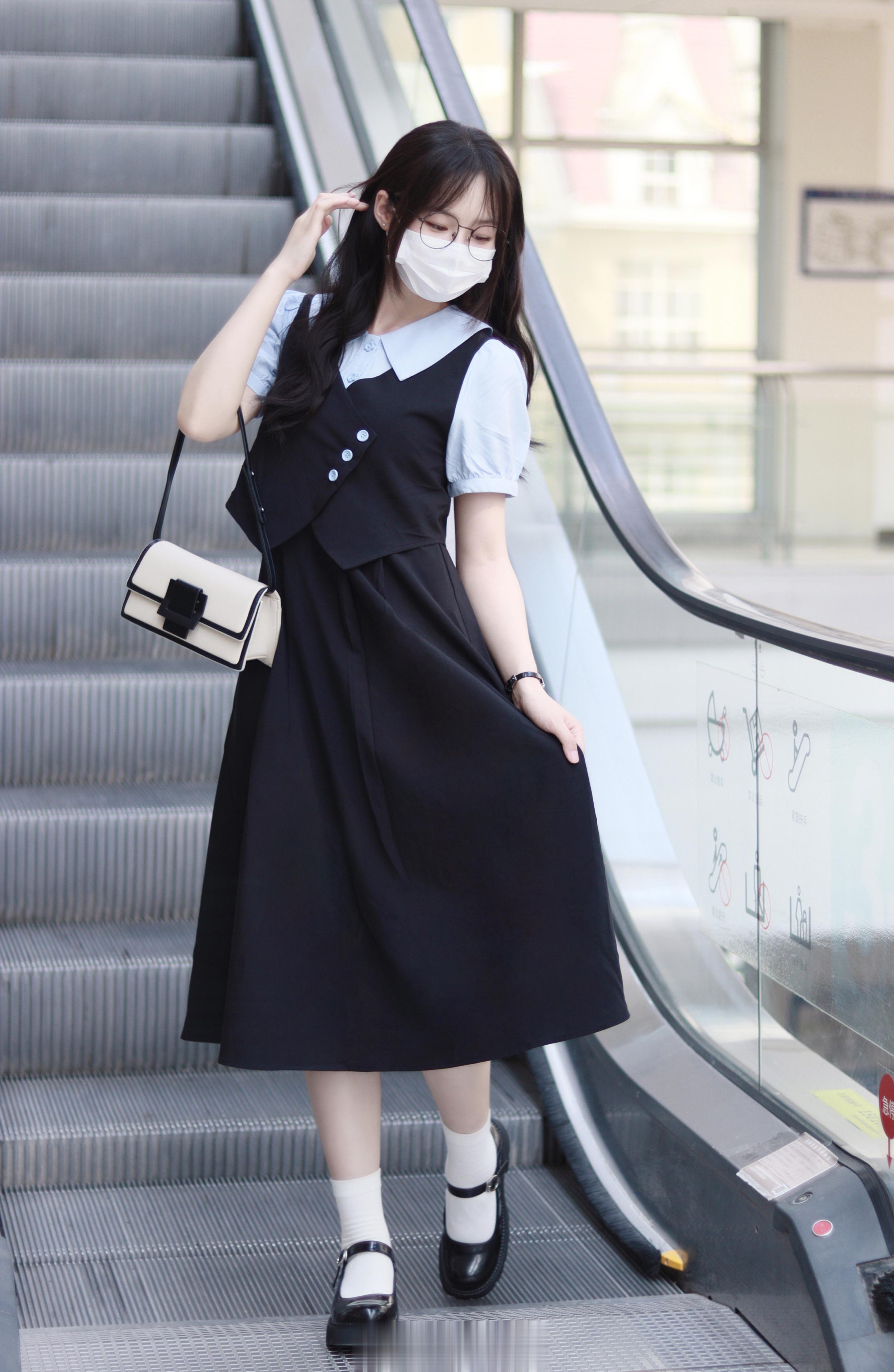 你们那里坐电梯能看到这样穿的女生吗？ ​​​