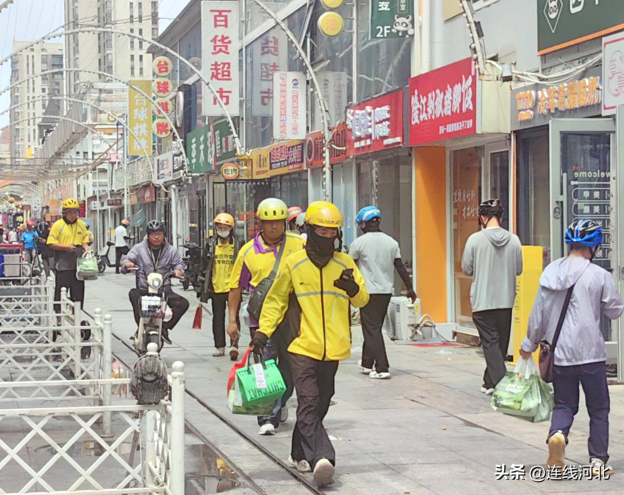 【石家庄裕华万达步行街午间实拍！饭点成为外卖骑手集中聚集地】7月17日中午，在石
