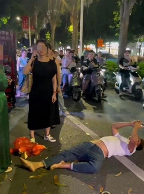 “太过分了”！2024年，广西南宁，一对夫妻在路边摊买榴莲时，支付300多元买了