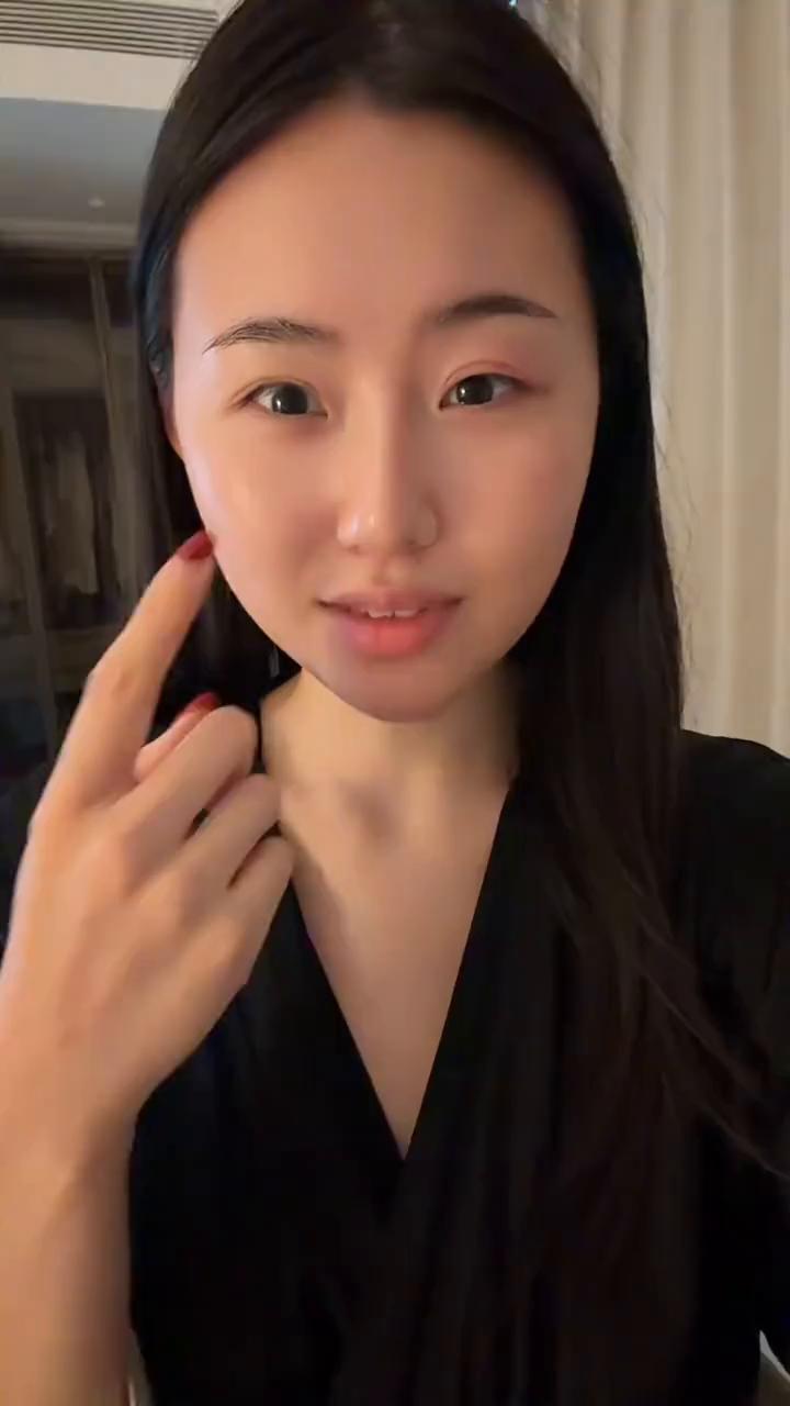 炒股炒的人不人鬼不鬼？你们看我这心火旺的一只眼睛，正常的。看我这只眼睛都肿成什么