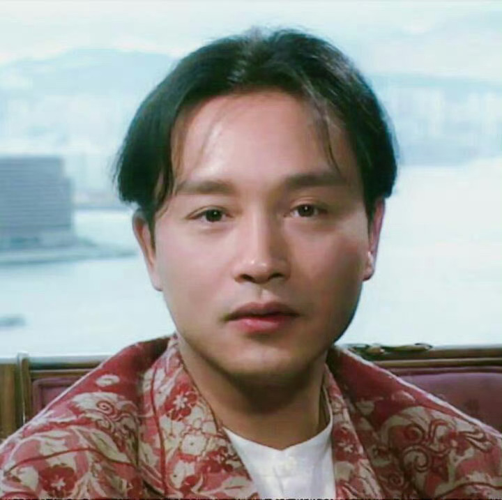 张国荣 广东话里有个词叫“官仔骨骨”，用来形容斯文儒雅，风度不俗，有家世教养的男
